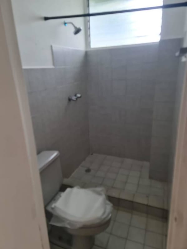 Kitchen with tile backsplash, laminate counter, cabinets PH Octubre Plaza 12 de Octubre