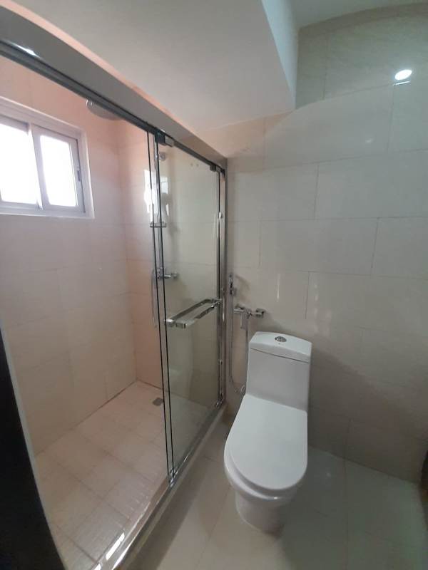 Contemporary bathroom with glass shower PH El Carmen 360 Panama Rent