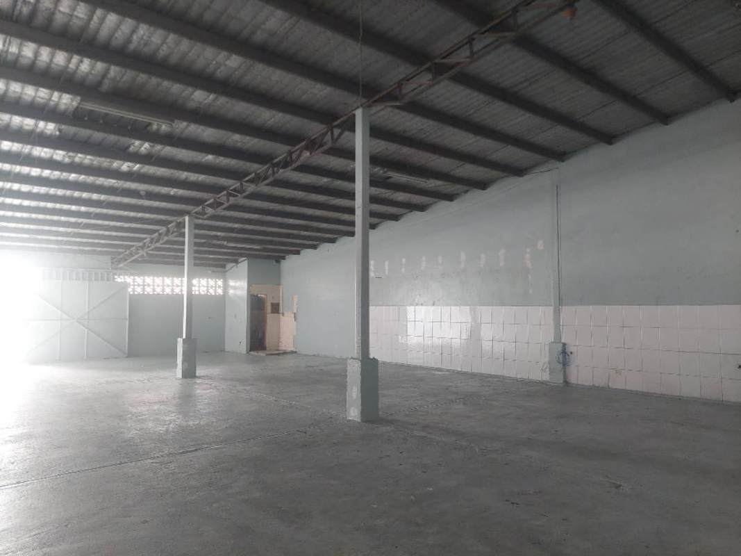 Warehouse rental space with high ceiling, concrete floors, exposed metal beams in Miraflores Panama
