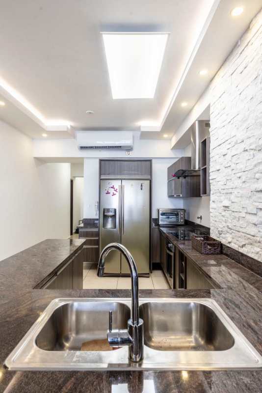 Spacious balcony with glass railing overlooking Pacific Ocean and skyline, PH Rivage Panama City