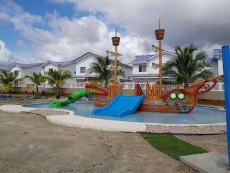 Enclosed backyard patio with tile flooring in remodeled house Playa Dorada Panamá Oeste