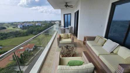 Spacious living room with floor-to-ceiling windows overlooking ocean and golf PH Vistamar Panama