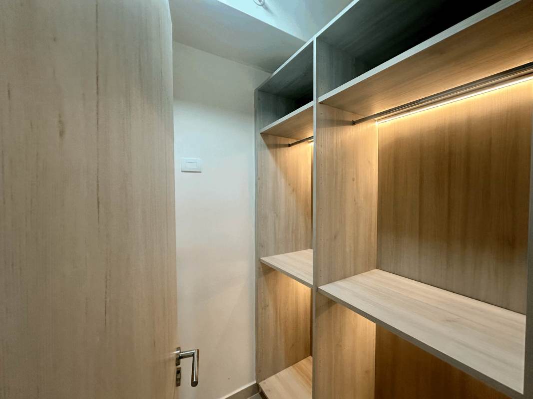 Infinity pool with palm trees and golf views in Ocean House Santa María Panama