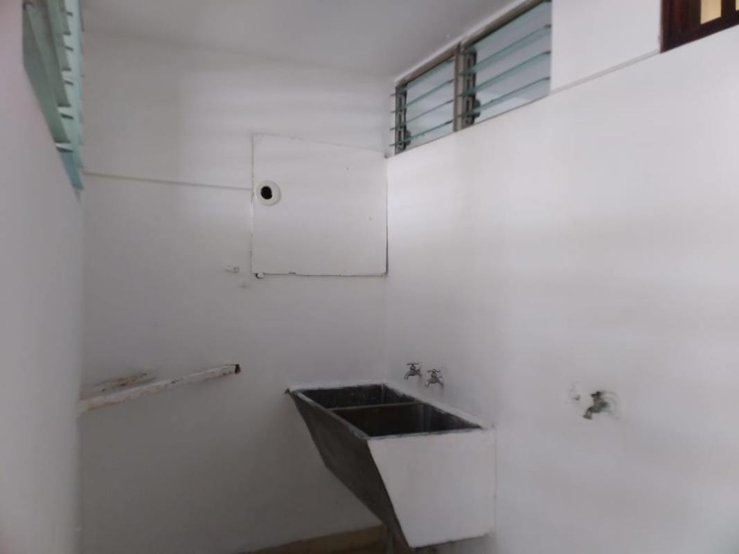 Laundry with utility sink and ventilation windows PH Vía Argentina Residences