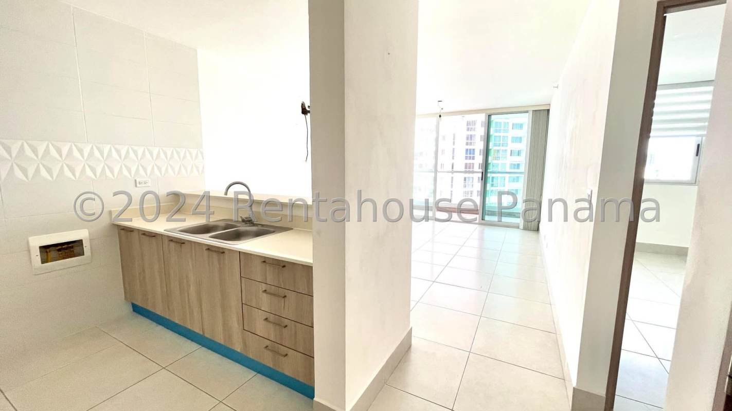 Bedroom with built-in wardrobe and tiled floors in PH Edison Park Panama