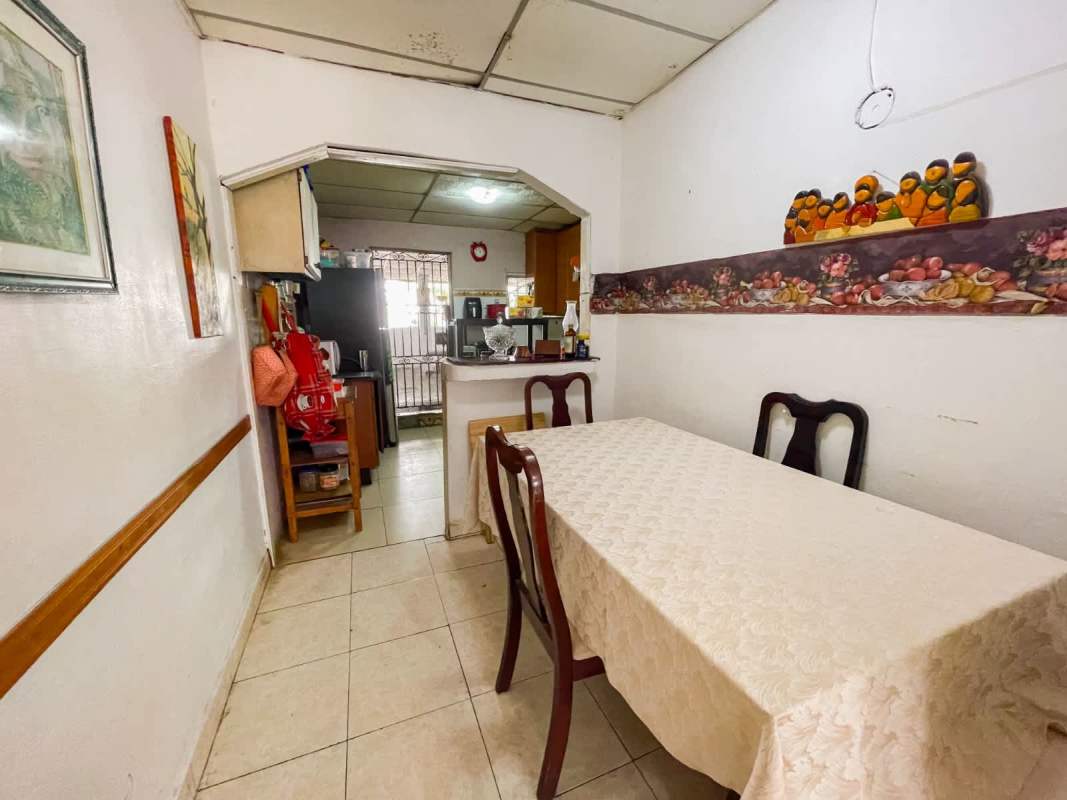 Covered rear patio with garden Paraiso San Miguelito Panama