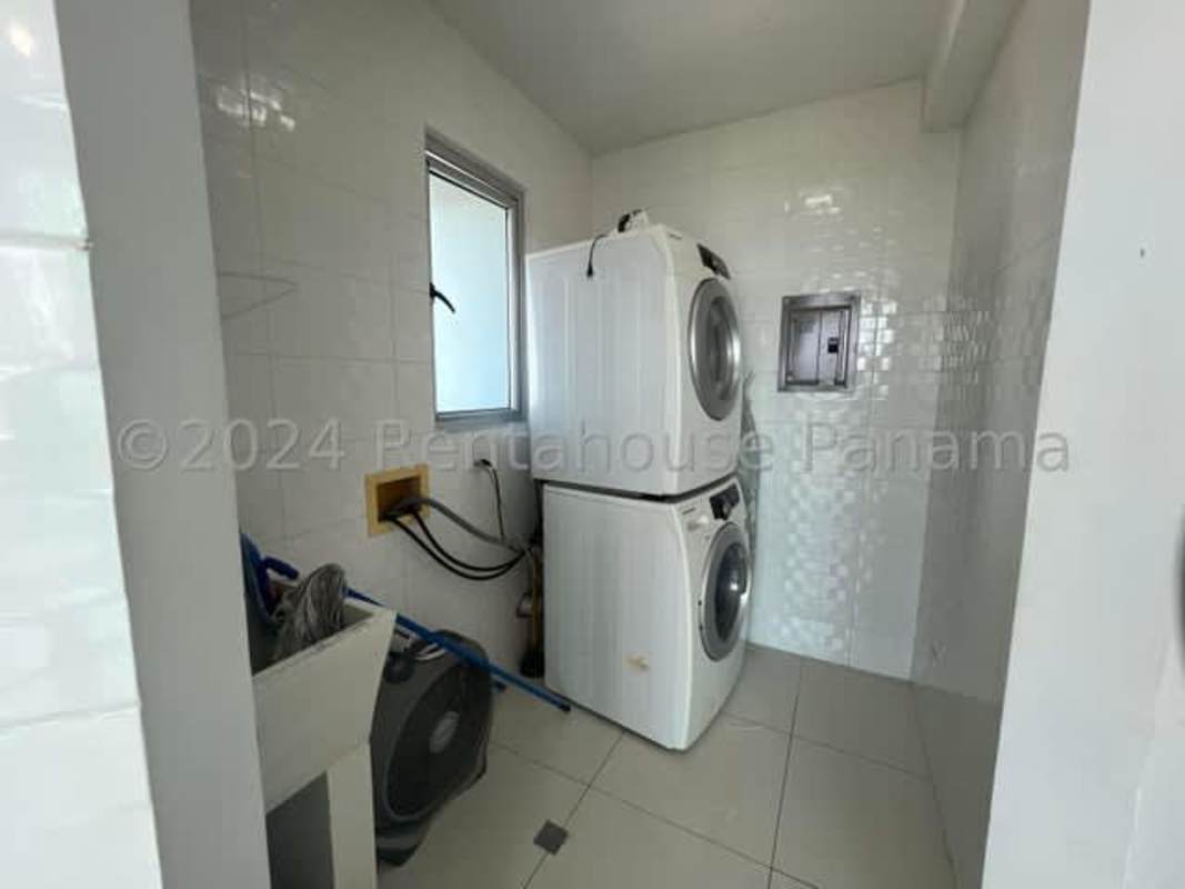 Rooftop pool overlooking Panama City skyline at PH Park Loft San Francisco