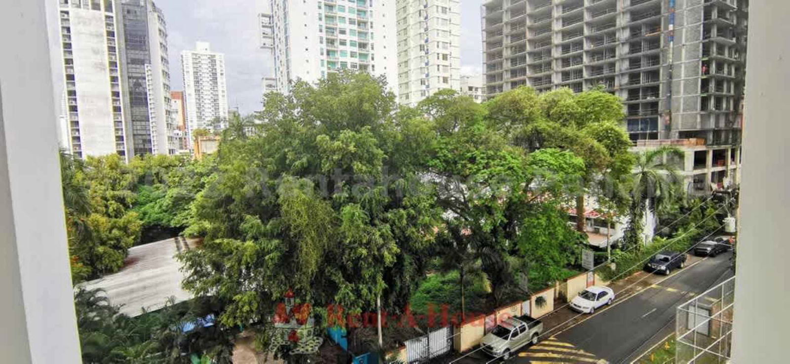 Spacious bedroom with closet and window light in PH San Francisco Panama
