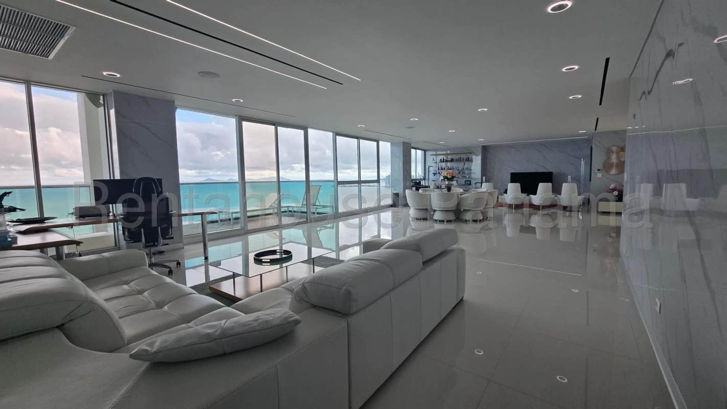 Large master bedroom with floor-to-ceiling views, ensuite, in PH Ocean One Costa del Este Panama