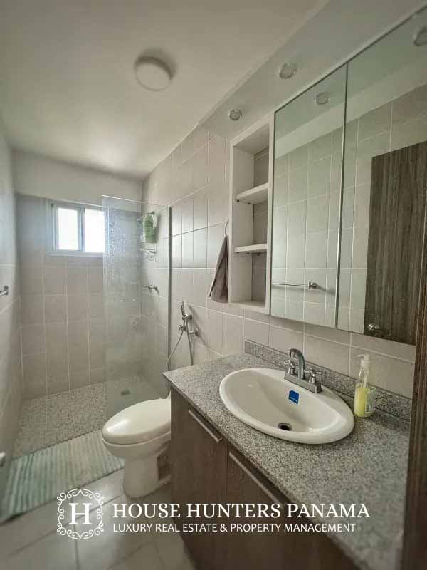Fully equipped kitchen with granite counters and dishwasher in PH Residencias del Sol
