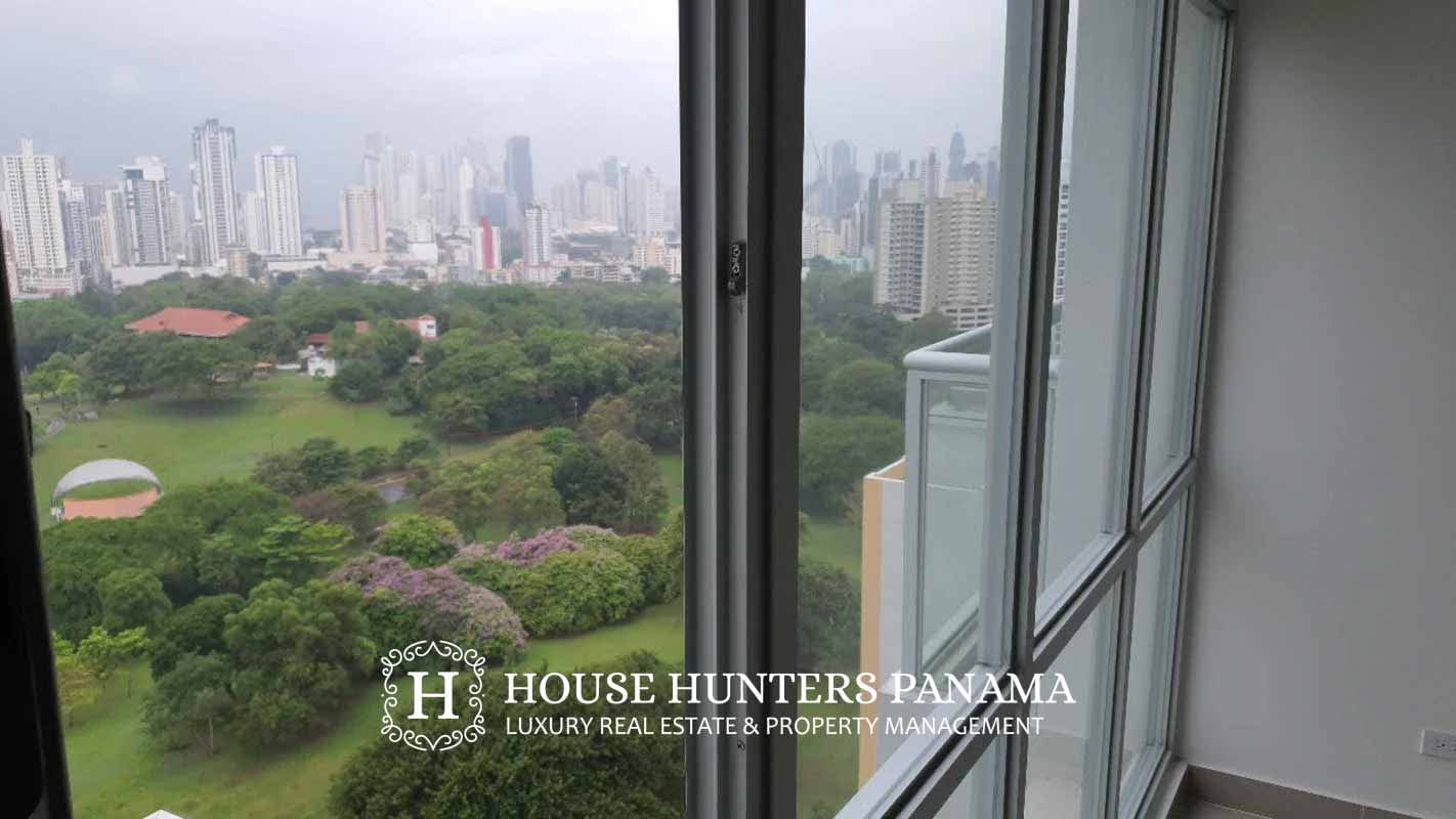 High-rise apartment view with balcony overlooking Panama skyline and Parque Omar