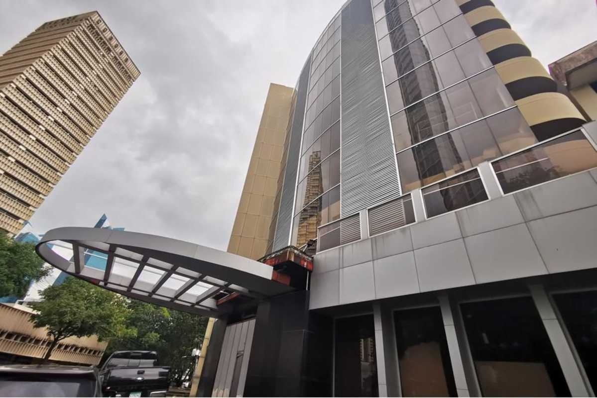 Unfinished rooftop pool area with city skyline views in Campo Alegre Obarrio