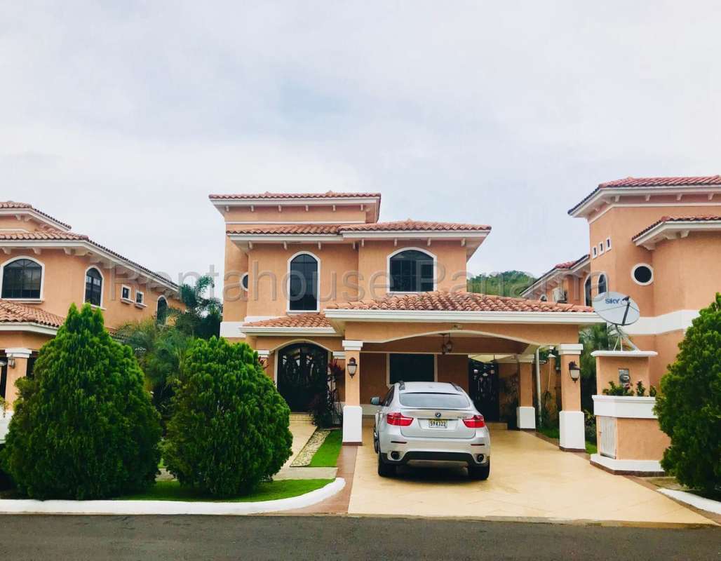 Luxury 3BR House with Pool & Garden in Clayton Village