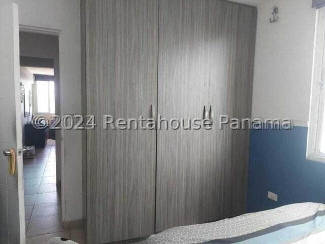 Rooftop pool with terrace and Panama City skyline views in PH Dalí Via Argentina