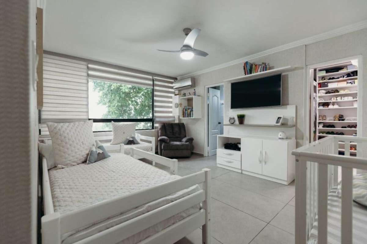 Luxury infinity pool overlooking Bay of Panama at PH PRESTANZA Coco del Mar