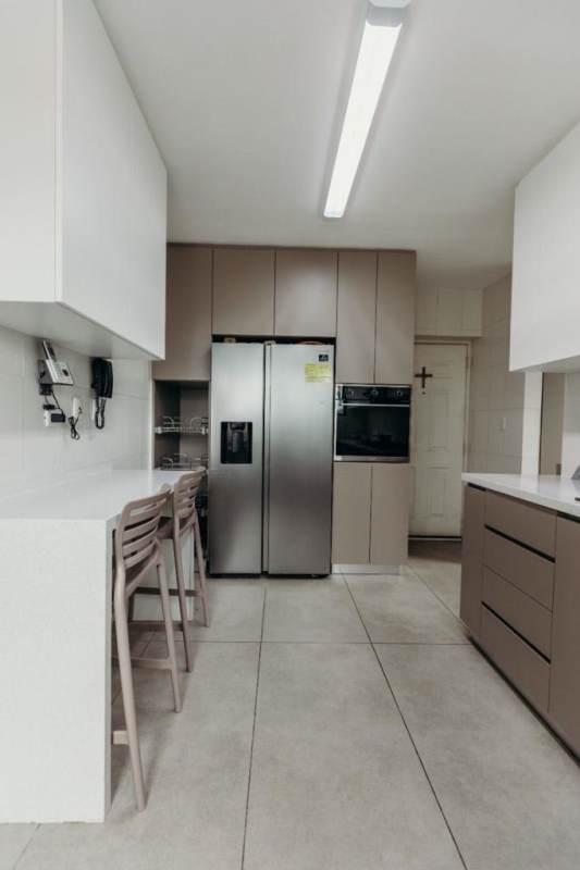 Spacious living room with floor-to-ceiling windows and ocean view in PH PRESTANZA Coco del Mar Panama