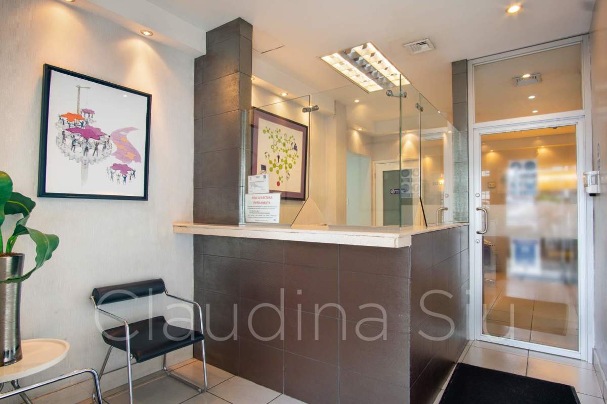 Large open-plan office area with desks, air conditioning in PH Centro Empresarial El Carmen Panama