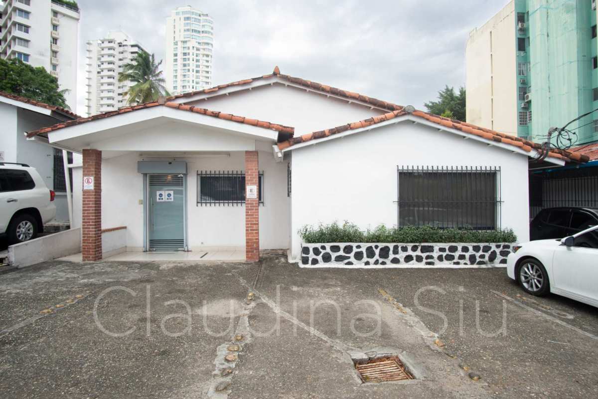 Corporate office hallway with glass doors and partitions at PH Centro Empresarial El Carmen