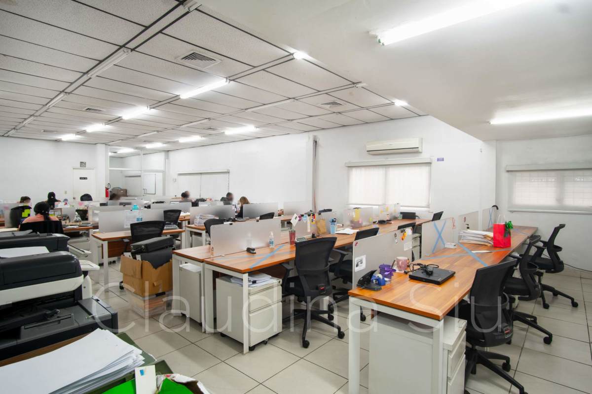 Reception lobby with glass entrance and security counter in PH Centro Empresarial El Carmen