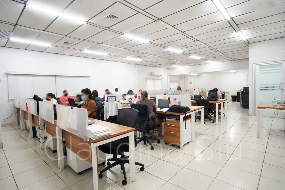 Urban single-story commercial facade with parking at PH Centro Empresarial El Carmen Panama City