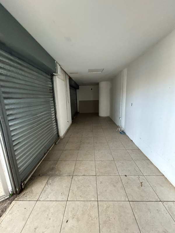 Hallway with metal roll-up doors inside commercial rental plaza on Vía España Juan Díaz Panama