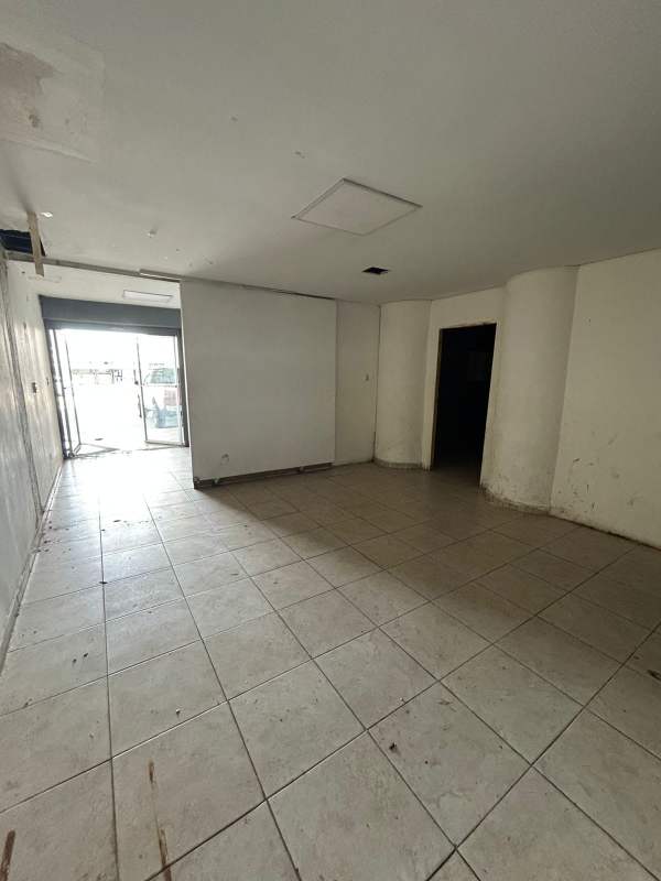 Entry space of commercial unit with large window and tile floors in Juan Díaz Panama
