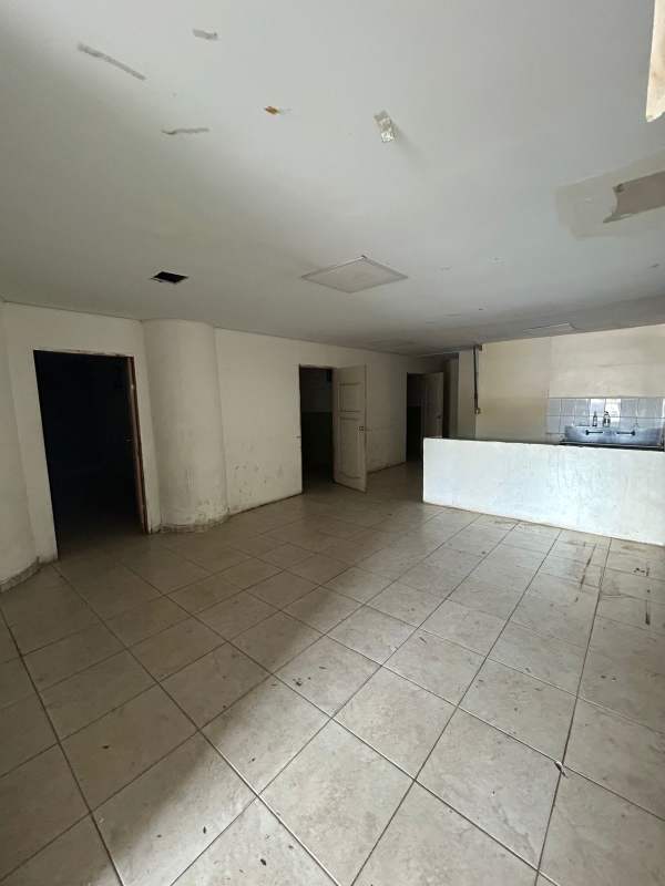 Empty tiled commercial interior space for rent Vía España Juan Díaz Panama City