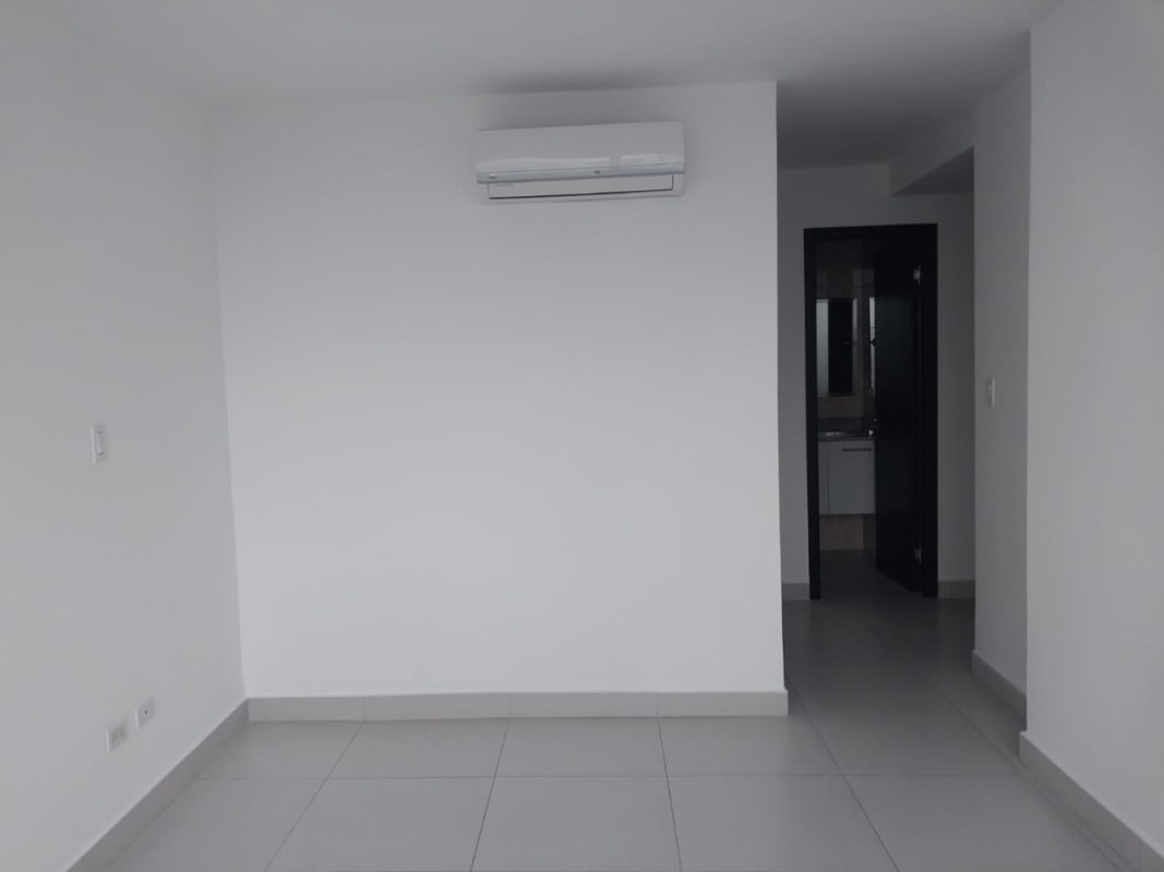 Contemporary kitchen with granite island, appliances PH Tee One San Francisco Panama