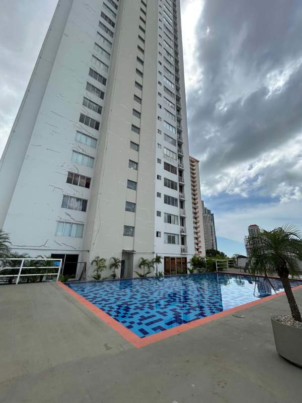 Rooftop pool with sun deck and Panama City skyline at PH San Francisco Park