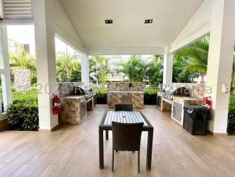 Outdoor BBQ area with seating in PH Midrise Panama Pacifico complex