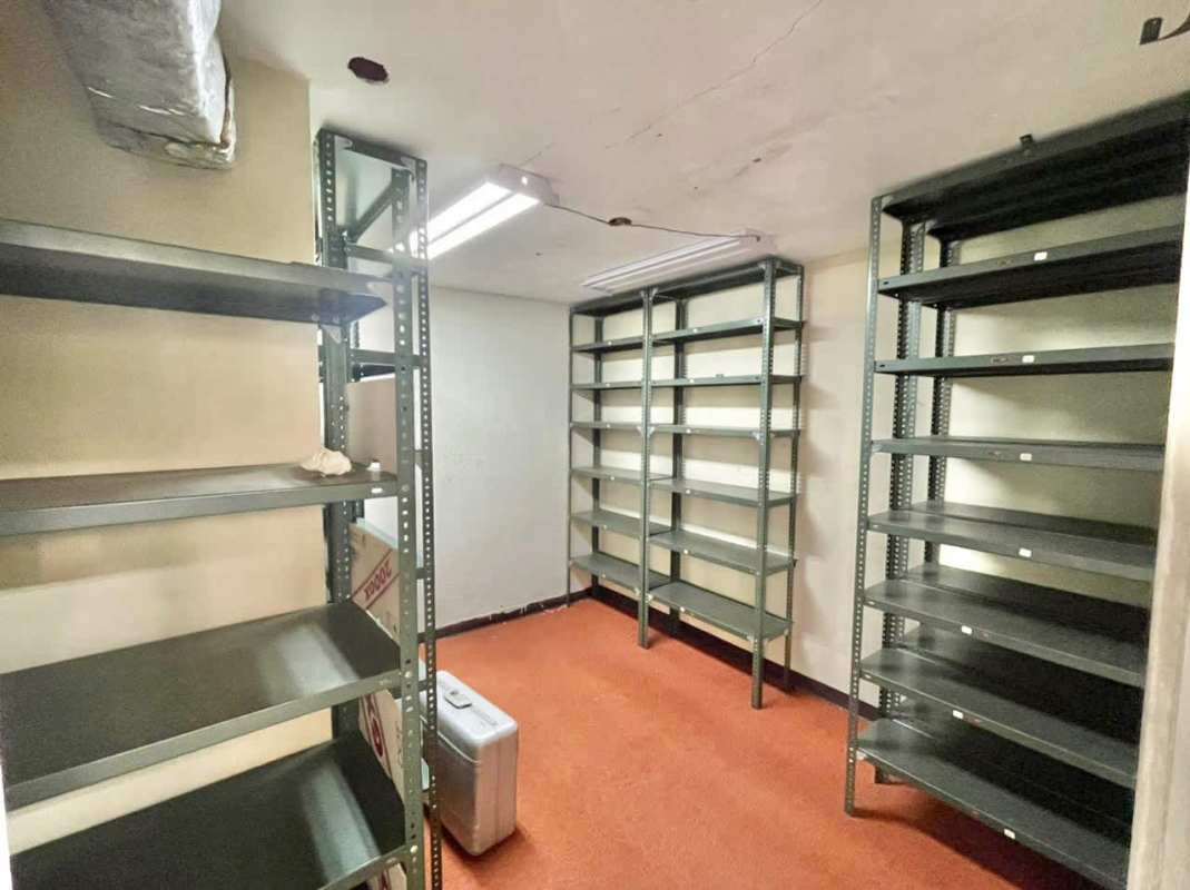 Private enclosed office with window and AC Punta Paitilla Panama