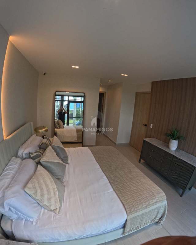 Living area with modern design, porcelain floors, balcony door in PH Nogal Costa del Este