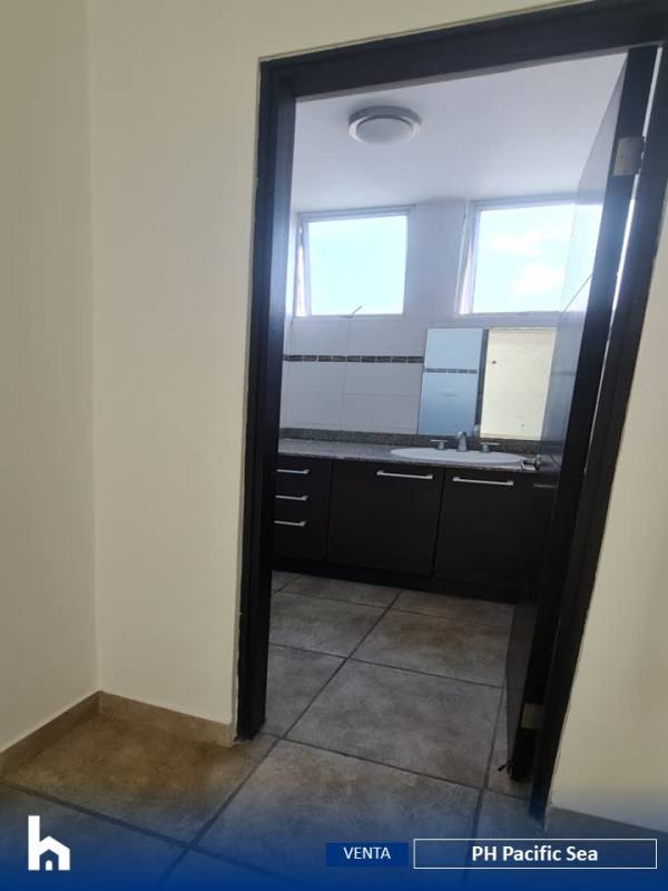 Modern bathroom with bathtub and shower at penthouse in PH Pacific Sea Punta Paitilla Panama City