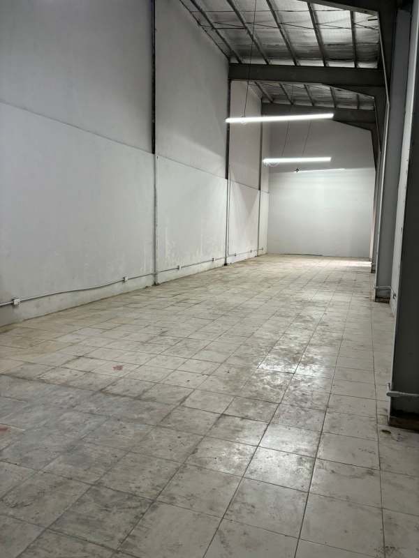 Large tiled open plan interior suitable for workshop or storage warehouse in Las Mañanitas