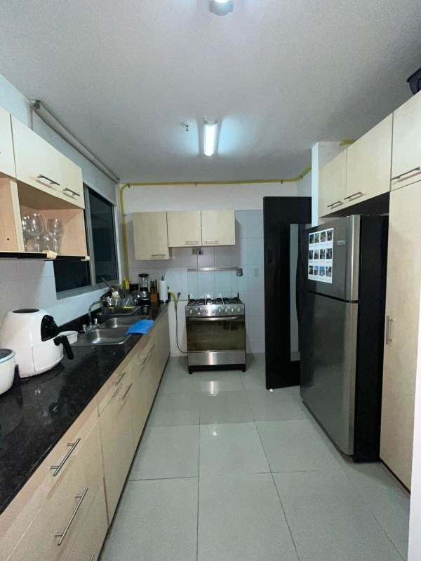 Modern minimalist bedroom with tiled floors and city views PH Serenity San Francisco Panama