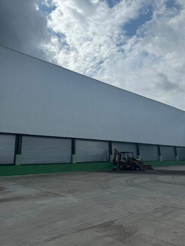 Spacious empty warehouse with reinforced concrete floor and metal roof Panama