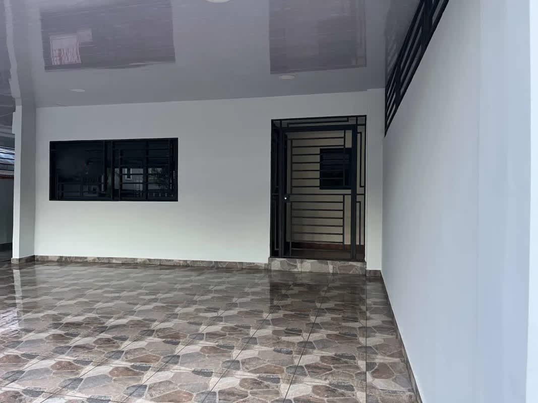 Outdoor covered terrace ideal for breaks or small gatherings