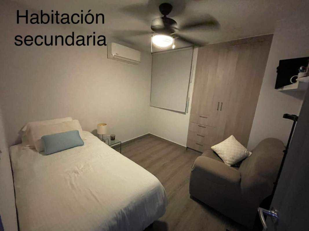 Secondary bedroom with AC, built-in closet and modern decor in PH Metropolitan Park Panama City