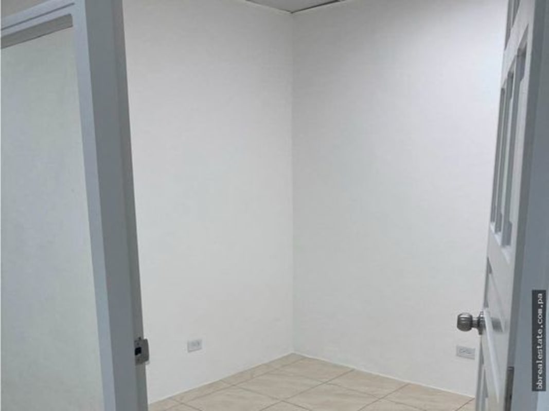 Interior room with windowed partition, tiled floor, and white walls for rent in Obarrio office Panama City