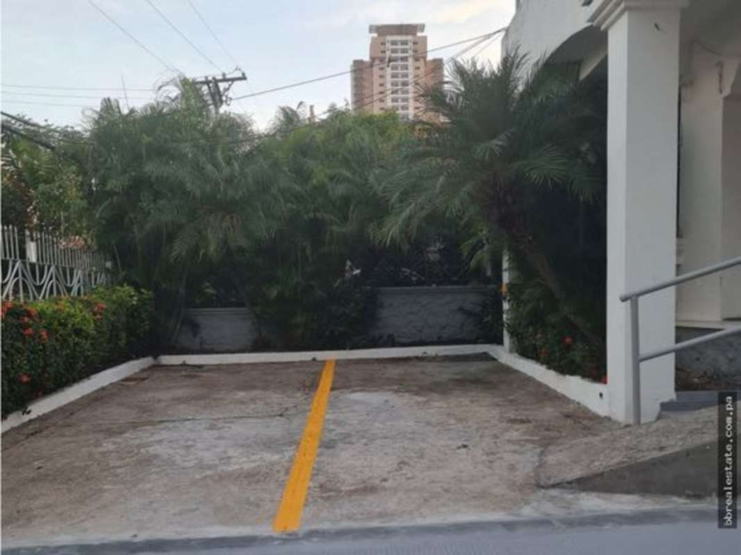 Exterior driveway with tropical plants at commercial office for rent Obarrio Panama