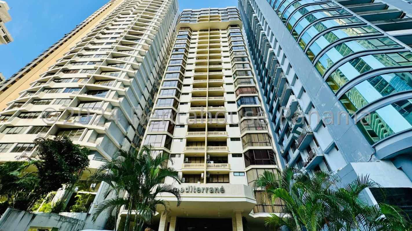 Updated closed kitchen with granite countertops and appliances in PH Pacific Sky Punta Paitilla