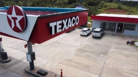 Construction of Texaco canopy with columns and fuel islands Costa Abajo Panama