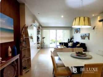 Lush landscaped private garden with patio seating in PH Balboa II Bijao Panama