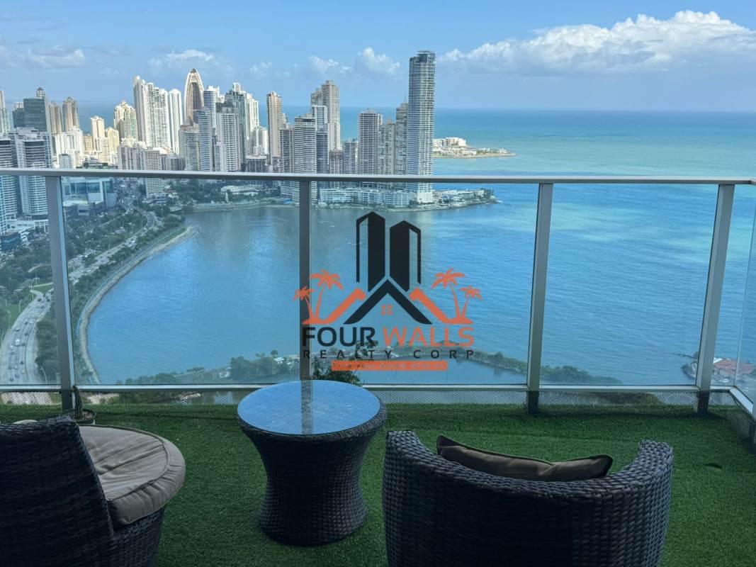 Spacious open kitchen with granite countertops and stainless steel appliances in PH White Tower San Francisco Panama