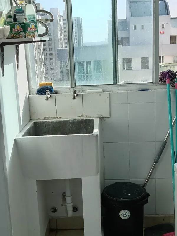 Large living room with brown sofas, dining area and access to balcony PH Condado Country Club Panama