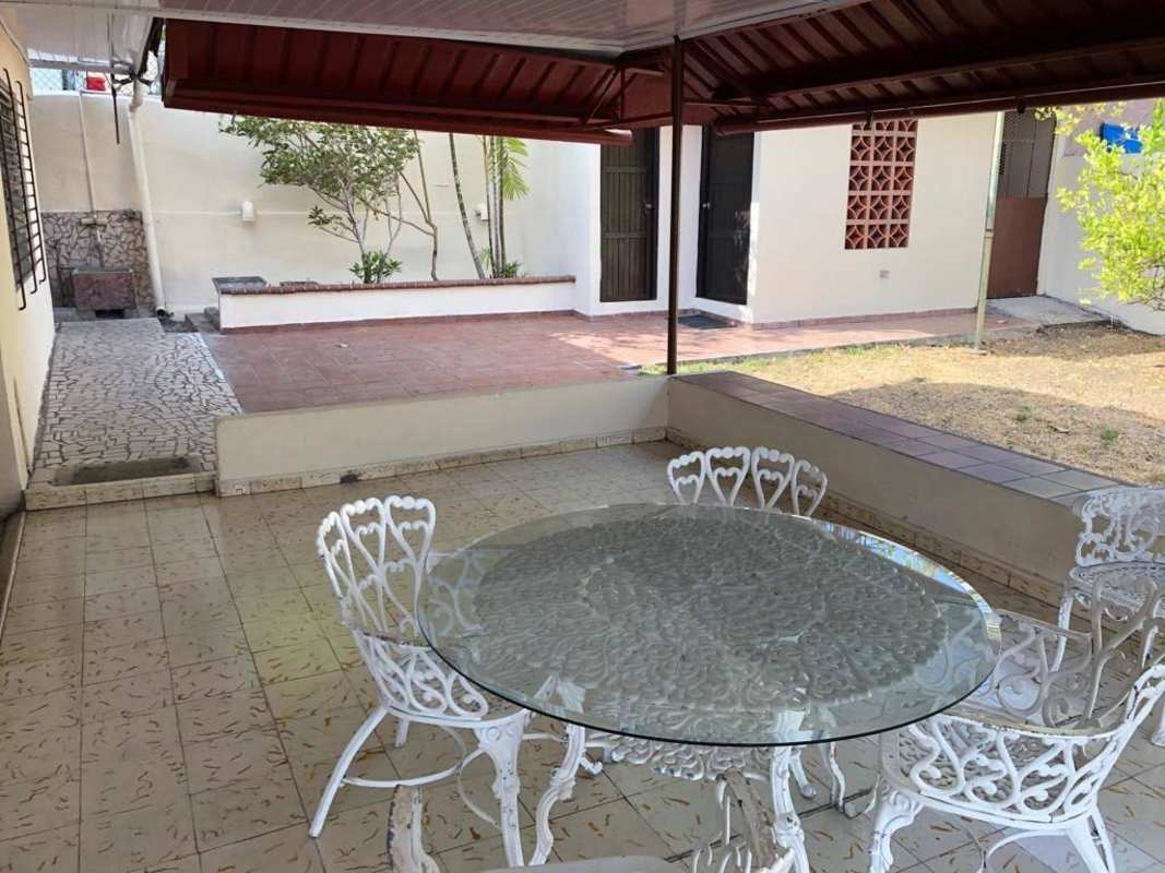Outdoor patio area with garden, paved tiles, metal cover, Betania house for sale Panama