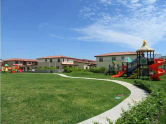 Modern bathroom with walk-in shower and vanity in PH Midrise Panama Pacifico