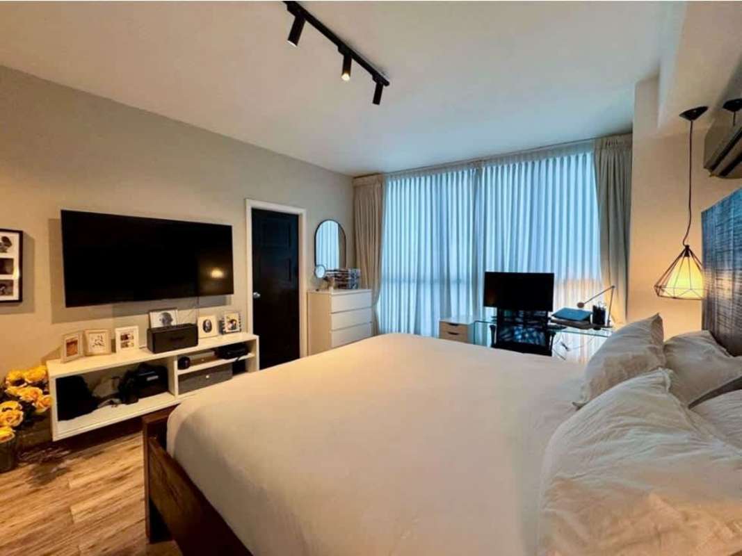 Bedroom with balcony doors, ocean skyline views, PH Yacht Club Panama
