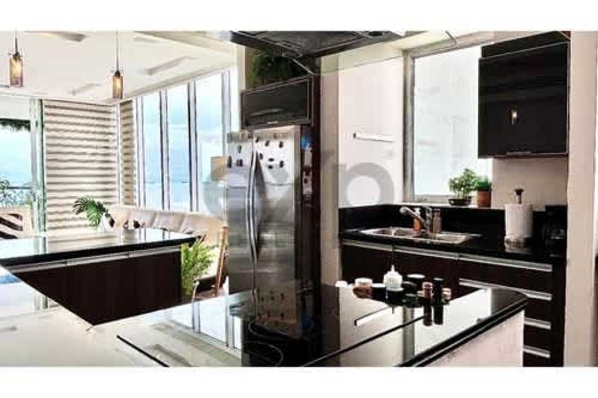 Master bedroom with king-sized bed, large ocean view windows in PH Rivage Avenida Balboa