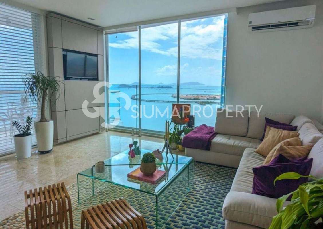 Second bedroom with large window, city skyline, built-in closet PH BICSA Panama